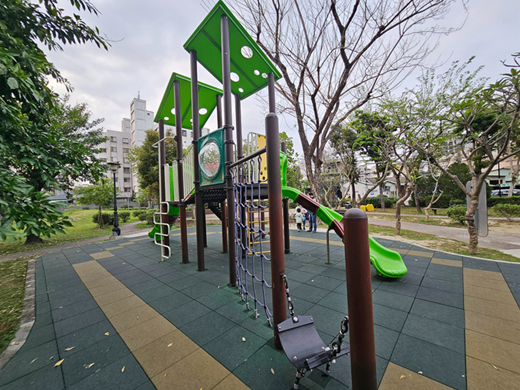 【台中特色公園】綠色多功能滑梯組~大里九二一紀念公園|鳥巢盪鞦韆|搖搖馬|季節限定九重葛|臺中美樂地 - 第13張圖