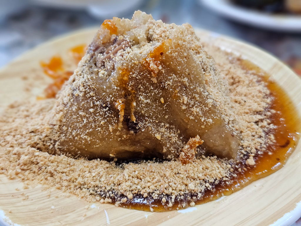 【嘉義小吃美食】嘉義老字號~福源肉粽│嘉義的在地美味│香氣四溢的南部粽子│小菜每盤30元價格超划算 - 第13張圖