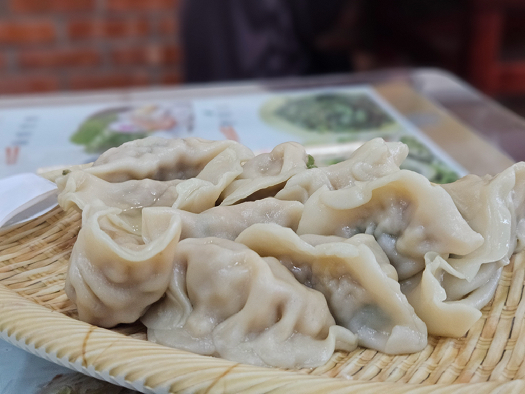 【嘉義小吃美食】嘉義老字號~福源肉粽│嘉義的在地美味│香氣四溢的南部粽子│小菜每盤30元價格超划算 - 第14張圖