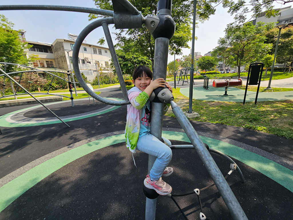 【台中特色公園】多功能攀爬架區~大里大元公園|垂直旋轉設備|攀爬式裝置|臺中美樂地 - 第14張圖
