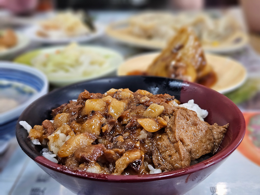 【嘉義小吃美食】嘉義老字號~福源肉粽│嘉義的在地美味│香氣四溢的南部粽子│小菜每盤30元價格超划算 - 第15張圖