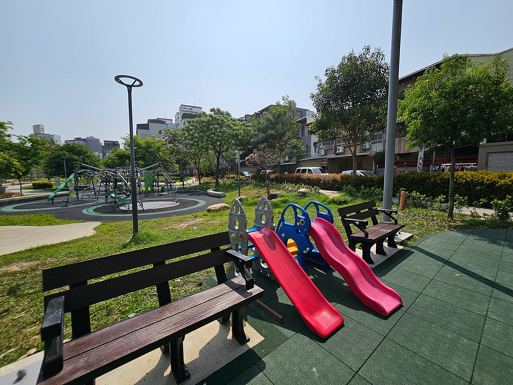 【台中特色公園】多功能攀爬架區~大里大元公園|垂直旋轉設備|攀爬式裝置|臺中美樂地 - 第17張圖