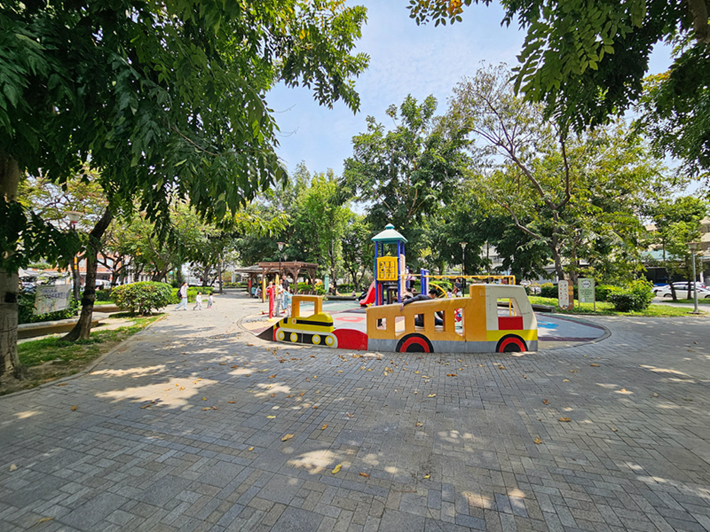 【台中特色公園】挖土機、工程車座椅~大里大明兒童公園|組合遊戲組|季節限定阿勃勒|臺中美樂地 - 第1張圖