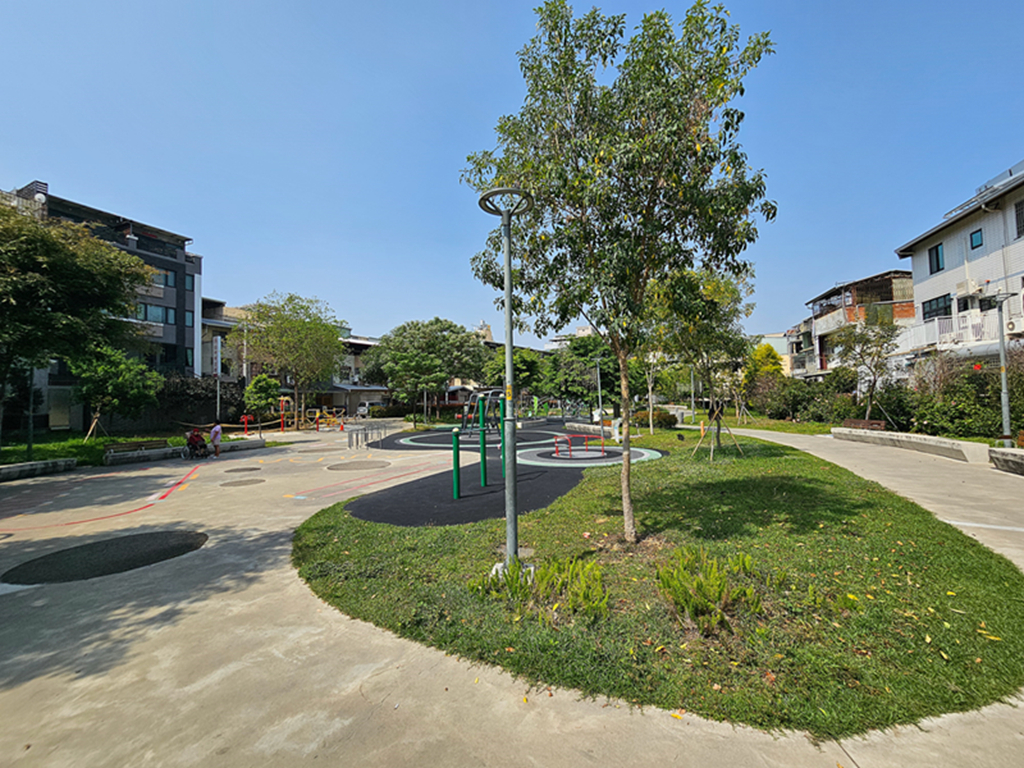 【台中特色公園】多功能攀爬架區~大里大元公園|垂直旋轉設備|攀爬式裝置|臺中美樂地 - 第1張圖