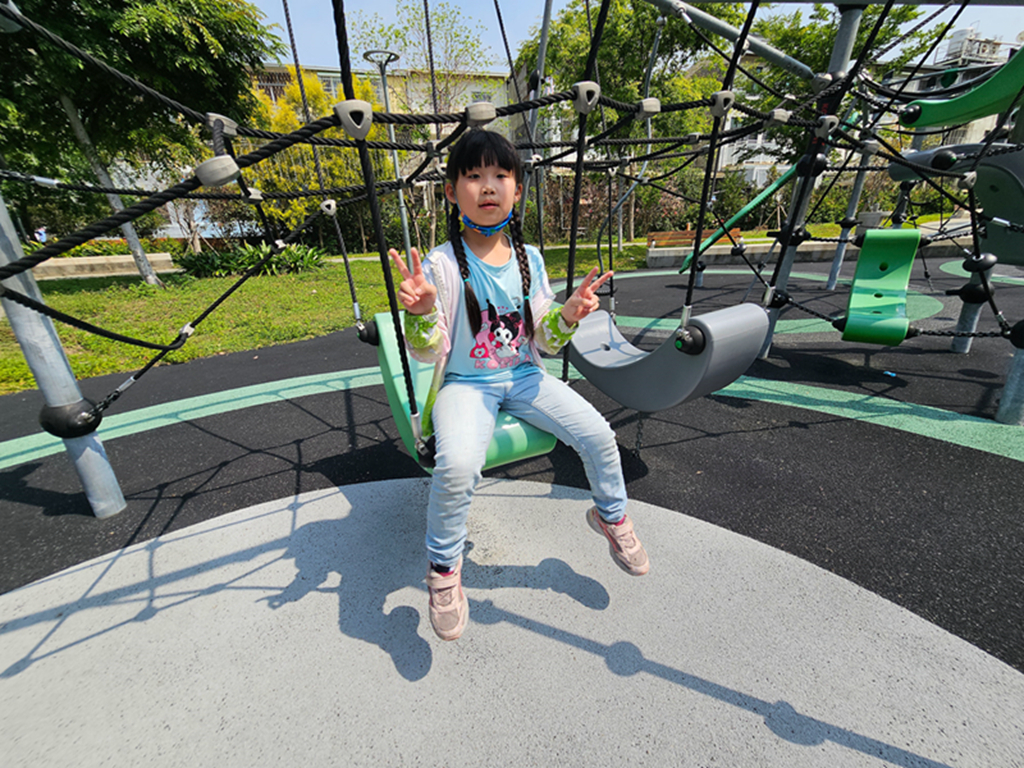 【台中特色公園】多功能攀爬架區~大里大元公園|垂直旋轉設備|攀爬式裝置|臺中美樂地 - 第19張圖