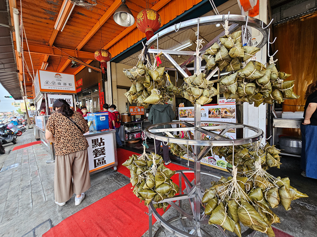 【嘉義小吃美食】嘉義老字號~福源肉粽│嘉義的在地美味│香氣四溢的南部粽子│小菜每盤30元價格超划算 - 第3張圖