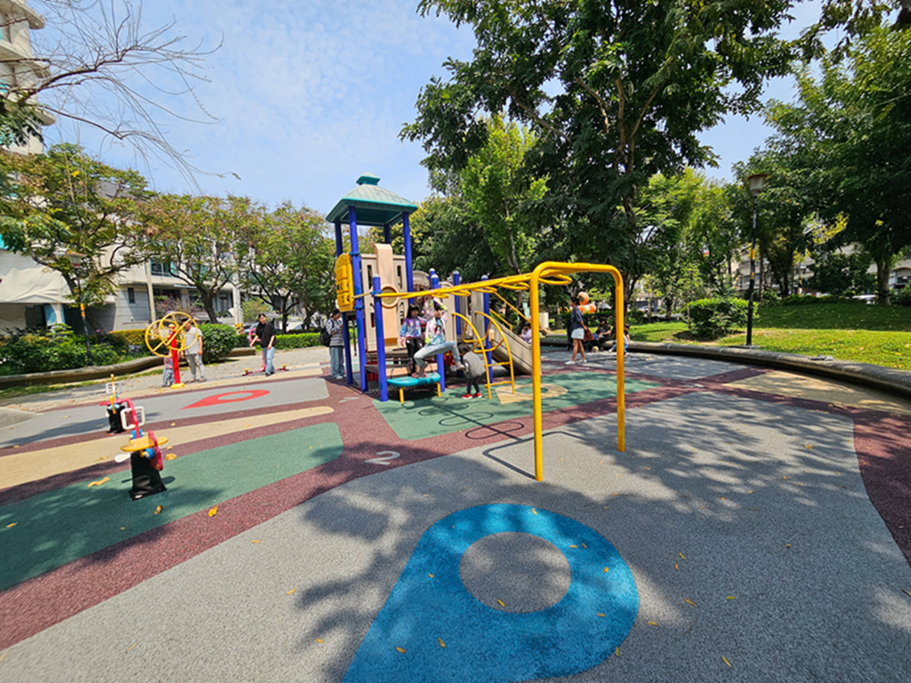 【台中特色公園】挖土機、工程車座椅~大里大明兒童公園|組合遊戲組|季節限定阿勃勒|臺中美樂地 - 第4張圖