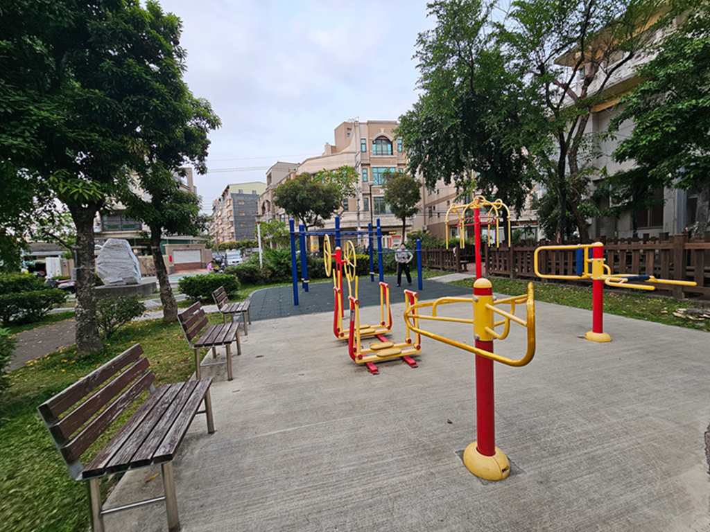 【台中特色公園】綠色多功能滑梯組~大里九二一紀念公園|鳥巢盪鞦韆|搖搖馬|季節限定九重葛|臺中美樂地 - 第4張圖