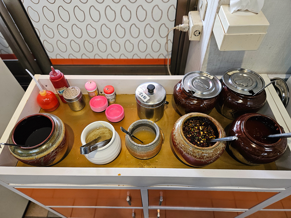 【嘉義小吃美食】嘉義老字號~福源肉粽│嘉義的在地美味│香氣四溢的南部粽子│小菜每盤30元價格超划算 - 第4張圖