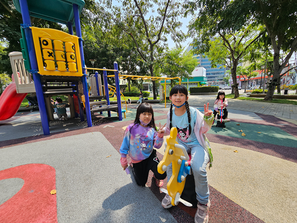 【台中特色公園】挖土機、工程車座椅~大里大明兒童公園|組合遊戲組|季節限定阿勃勒|臺中美樂地 - 第5張圖