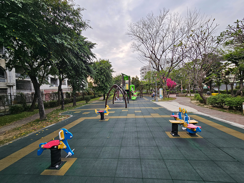 【台中特色公園】綠色多功能滑梯組~大里九二一紀念公園|鳥巢盪鞦韆|搖搖馬|季節限定九重葛|臺中美樂地 - 第5張圖