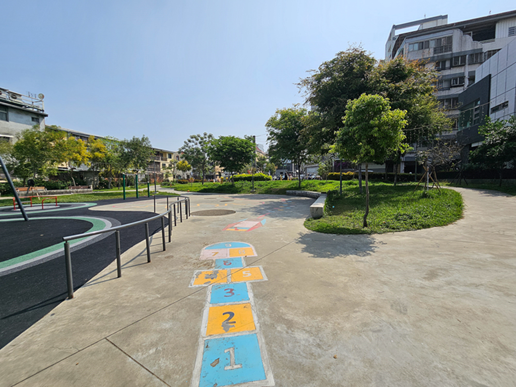 【台中特色公園】多功能攀爬架區~大里大元公園|垂直旋轉設備|攀爬式裝置|臺中美樂地 - 第5張圖