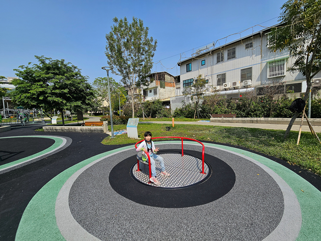 【台中特色公園】多功能攀爬架區~大里大元公園|垂直旋轉設備|攀爬式裝置|臺中美樂地 - 第6張圖