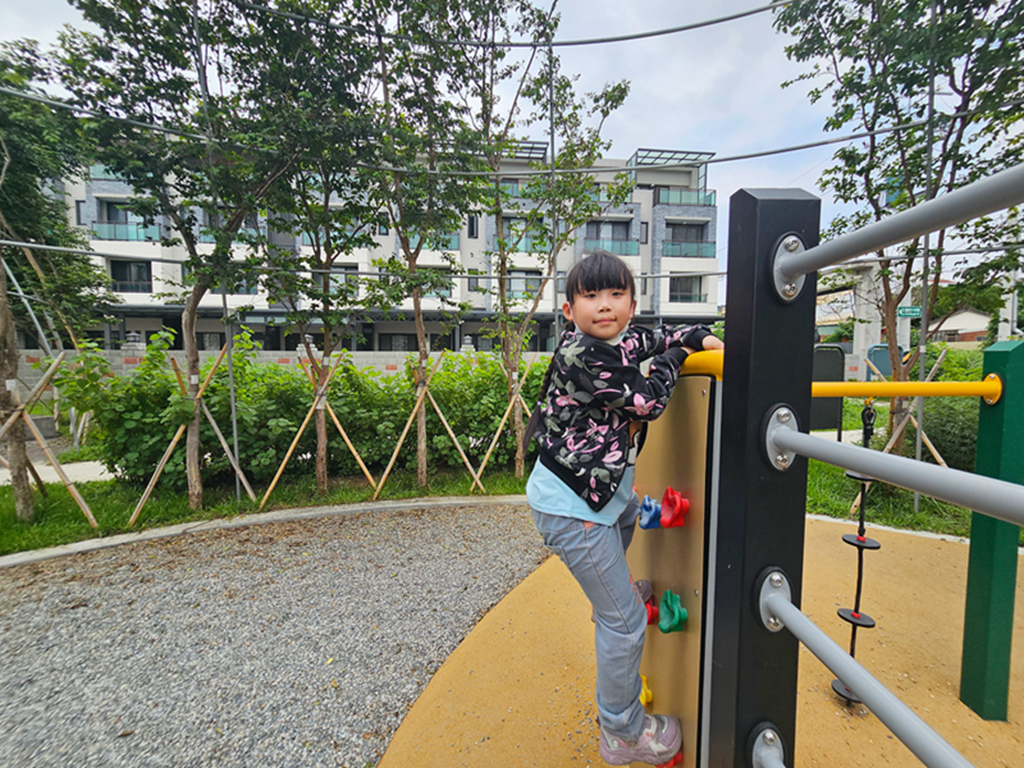 【台中特色公園】植栽環境共創遊戲溜滑梯~大肚王福公園|自然遊戲場的概念設計|四人蹺蹺板|攀爬滑梯遊具 - 第7張圖
