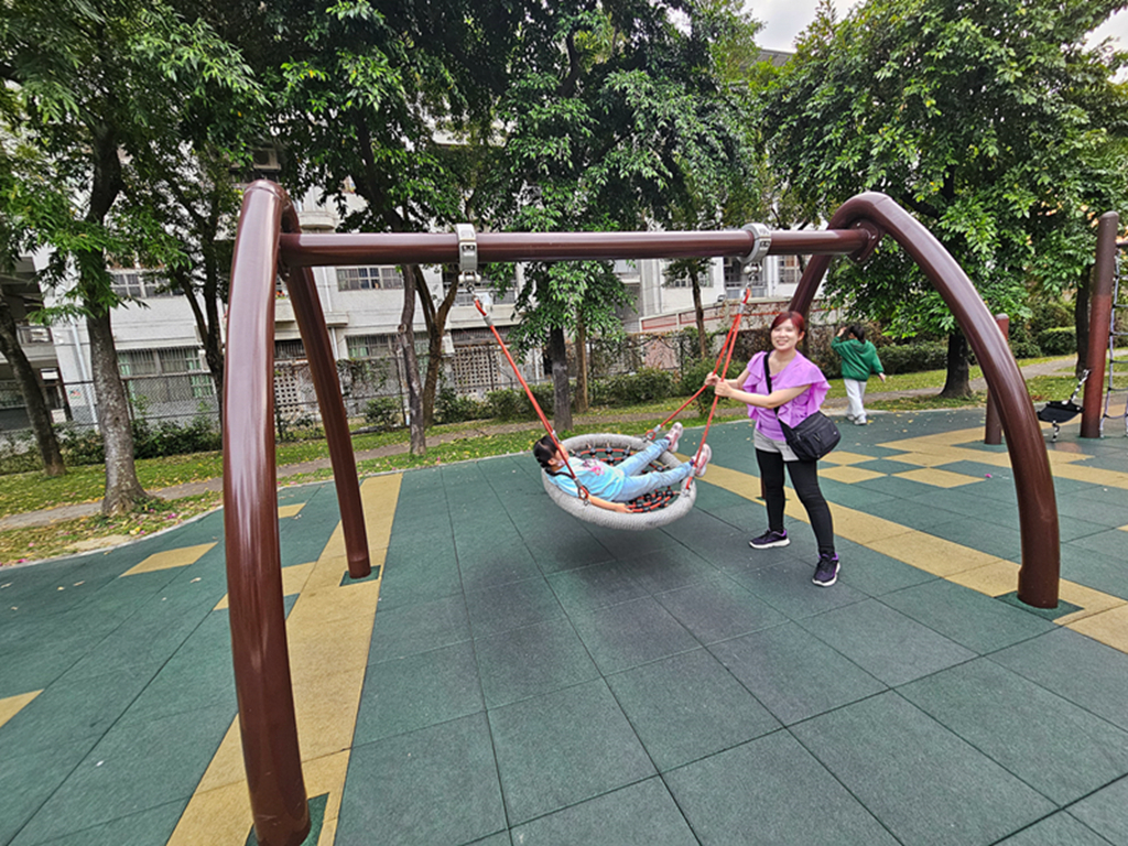 【台中特色公園】綠色多功能滑梯組~大里九二一紀念公園|鳥巢盪鞦韆|搖搖馬|季節限定九重葛|臺中美樂地 - 第7張圖