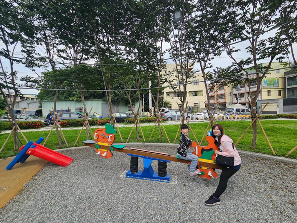 【台中特色公園】植栽環境共創遊戲溜滑梯~大肚王福公園|自然遊戲場的概念設計|四人蹺蹺板|攀爬滑梯遊具 - 第8張圖