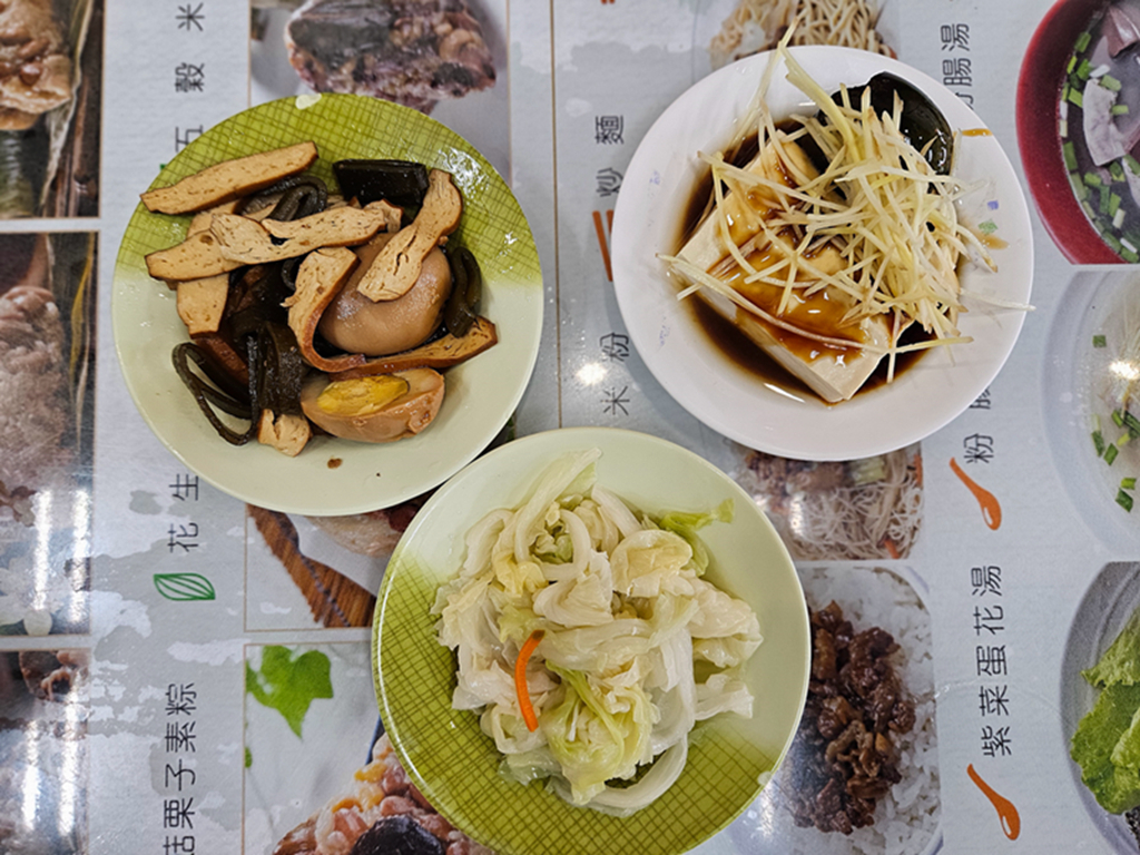 【嘉義小吃美食】嘉義老字號~福源肉粽│嘉義的在地美味│香氣四溢的南部粽子│小菜每盤30元價格超划算 - 第8張圖