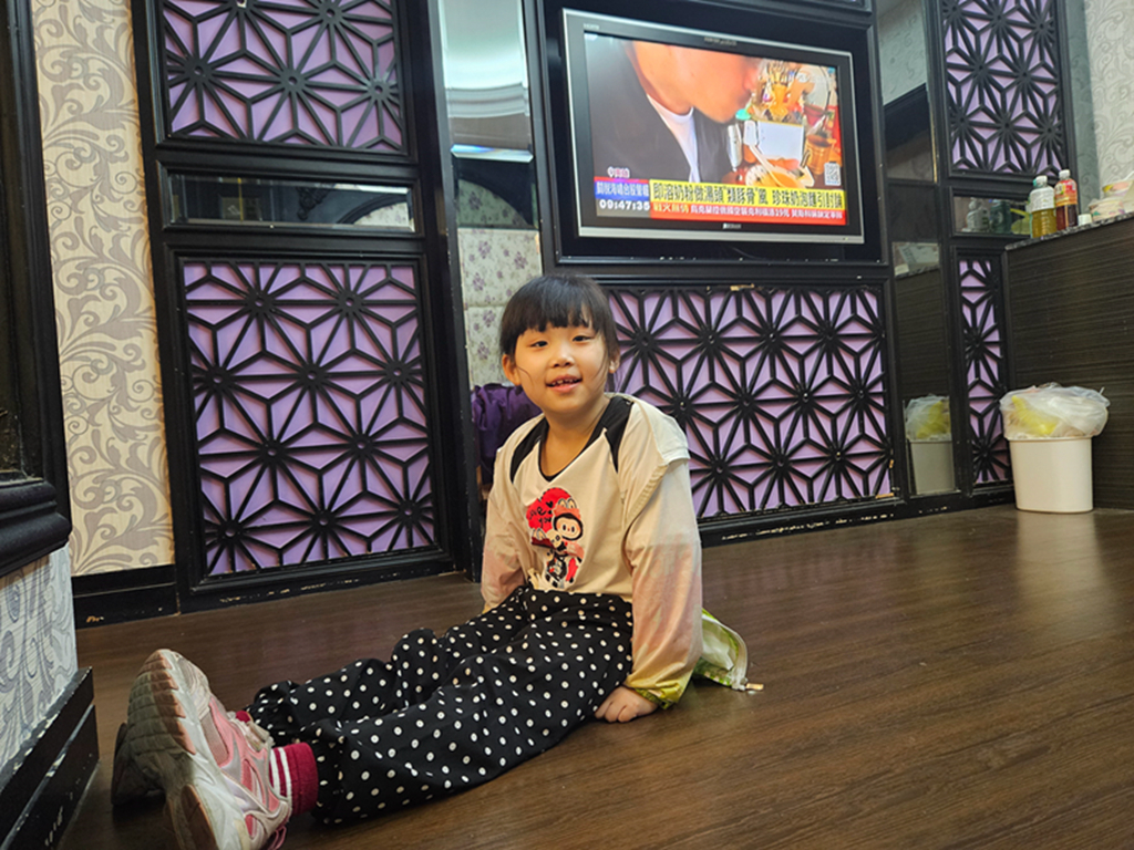 【台中住宿】歐洲宮廷房型~大里羅馬假期汽車旅館｜拱門造型＋花紋軟墊｜獨立玻璃淋浴間&大浴缸