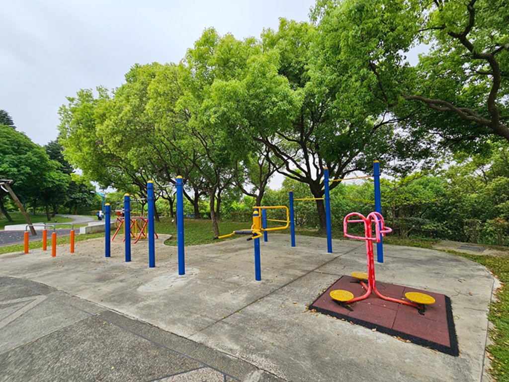 【台中特色公園】彩繪階梯+幸福道+超長溜滑梯~大平九二一震災紀念公園|多元溜滑梯組合遊具|繩索擺盪鞦韆|重直旋轉鞦韆 - 第8張圖 【台中特色公園】彩繪階梯+幸福道+超長溜滑梯~大平九二一震災紀念公園|多元溜滑梯組合遊具|繩索擺盪鞦韆|重直旋轉鞦韆