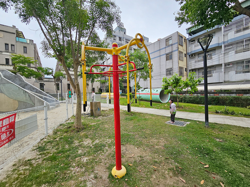 【台中特色公園】枇杷磨石子彩繪溜滑梯~太平兒1公園｜溜滑梯＋盪鞦韆＋沙坑｜臺中美樂地