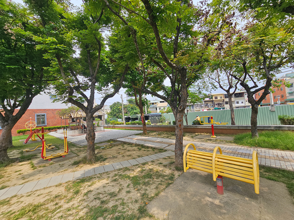 【台中特色公園】大象磨石子溜滑梯~大里文化公園|🐘+🐴+⚖️+🪽 遊具界四天王:大象滑梯、搖搖馬、蹺蹺板、盪鞦韆|臺中美樂地 - 第9張圖