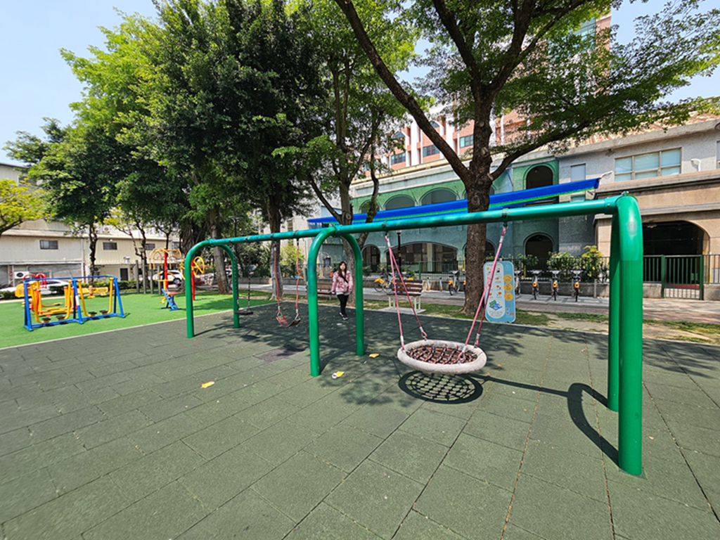 【台中特色公園】黃色彎管旋轉溜滑梯~大里日新社區公園|藍色小堡壘|溜滑梯+攀爬網+鞦韆+體健區|臺中美樂地 - 第9張圖