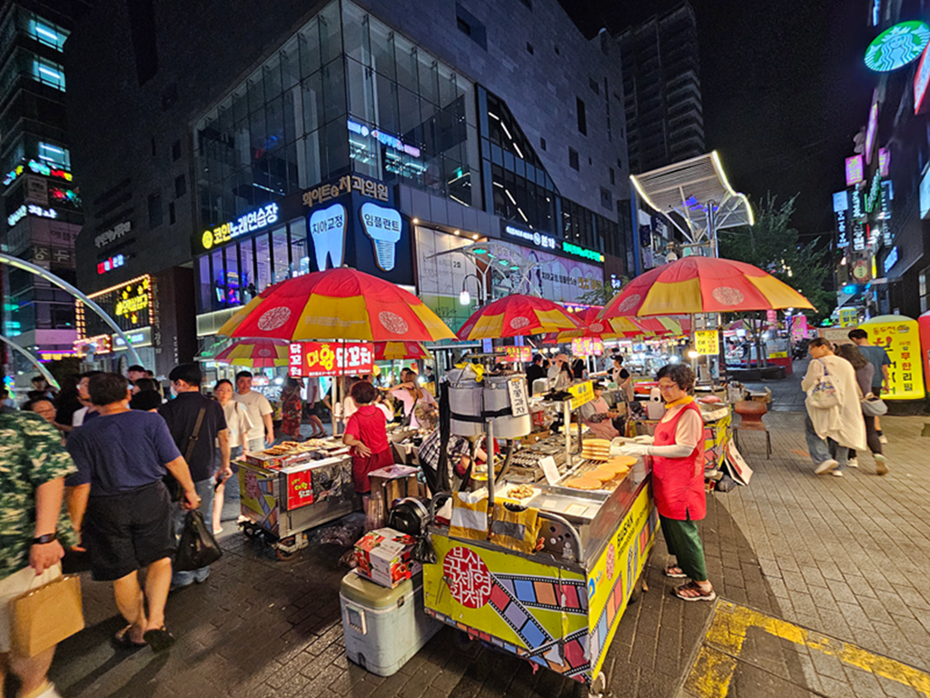 【韓國釜山景點】夜景＋氛圍＋消夜美食~釜山BIFF 廣場│小吃的天堂、卡路里的煉獄、荷包的地獄