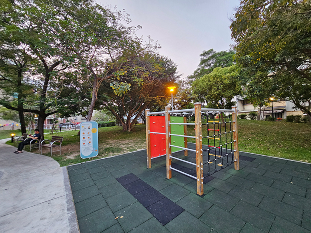 【台中特色公園】三角盪盪機~大里金城社區公園｜彩虹溜滑梯組｜小型攀爬堡｜臺中美樂地｜