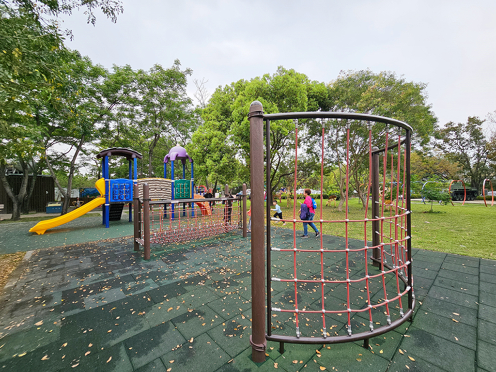 【台中特色公園】梅花鹿磨石子造型溜滑梯~塗城里社區公園|退役戰車|跳跳床|蹺蹺板&盪鞦韆|臺中美樂地 - 第9張圖 【台中特色公園】梅花鹿磨石子造型溜滑梯~塗城里社區公園|退役戰車|跳跳床|蹺蹺板&盪鞦韆|臺中美樂地