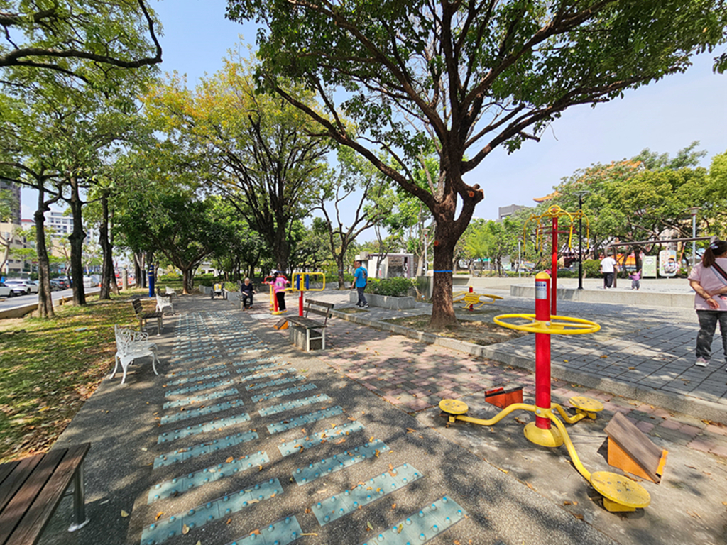 【台中特色公園】金字塔攀爬溜滑梯~大里環保公園｜共融盪鞦韆｜遊戲沙坑區｜大型攀爬網｜臺中美樂地