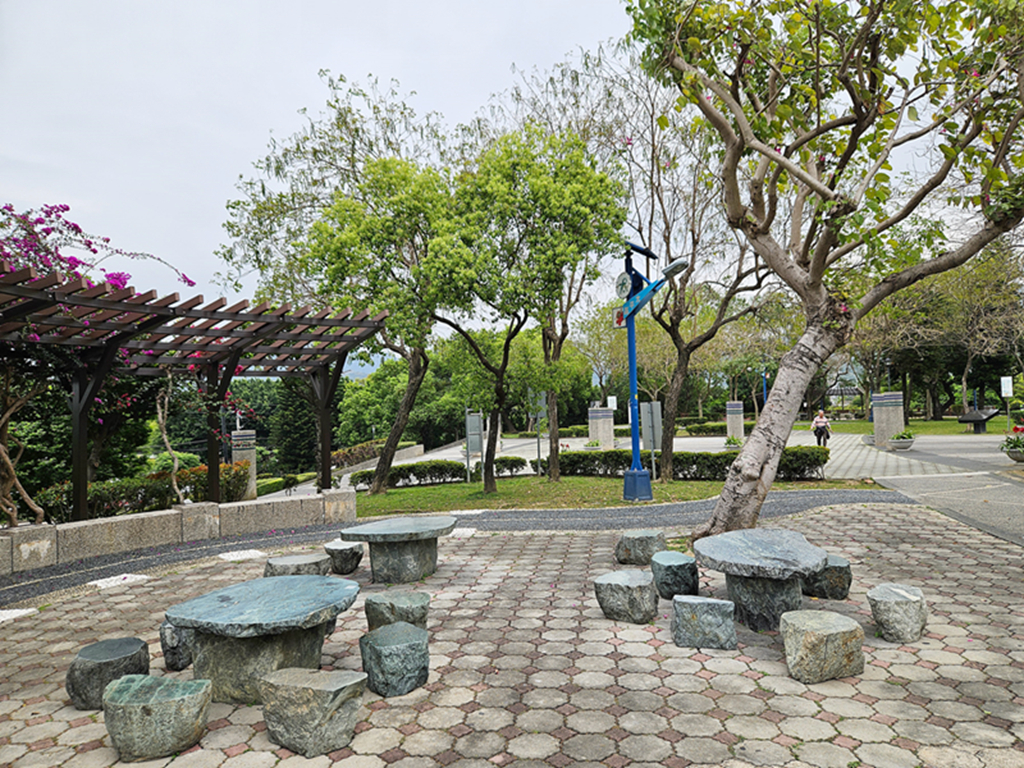 【台中特色公園】彩繪階梯＋幸福道＋超長溜滑梯~大平九二一震災紀念公園｜多元溜滑梯組合遊具｜繩索擺盪鞦韆｜重直旋轉鞦韆