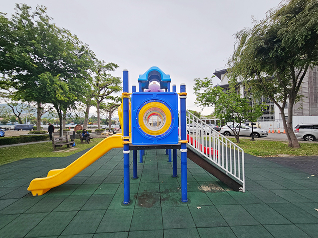 【台中特色公園】🐛 毛毛蟲元素主題溜滑梯~太平八德公園｜毛毛蟲攀爬架＋荔枝球｜踏階形式裝置+網狀通道｜臺中美樂地