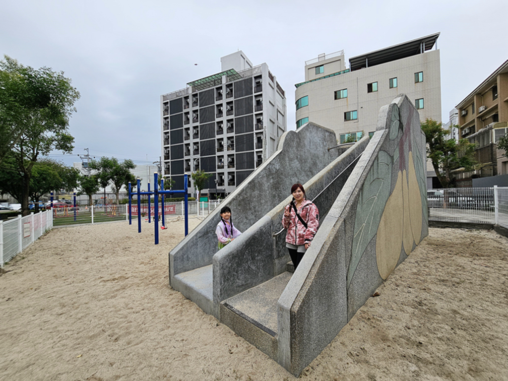 【台中特色公園】枇杷磨石子彩繪溜滑梯~太平兒1公園｜溜滑梯＋盪鞦韆＋沙坑｜臺中美樂地