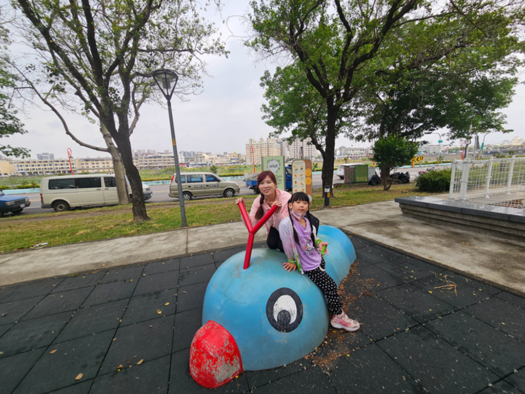 【台中特色公園】超.萌.共融遊具~大里仁堤公園|沙坑滑梯|毛毛蟲拍拍區|臺中美樂地 - 第10張圖