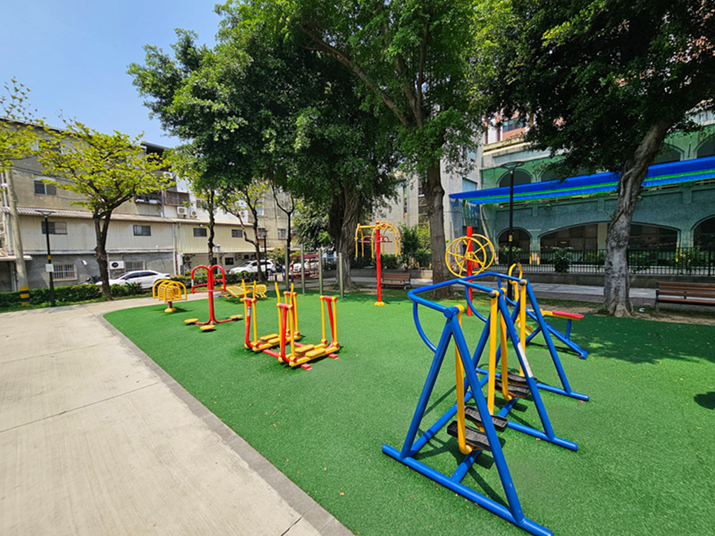 【台中特色公園】黃色彎管旋轉溜滑梯~大里日新社區公園|藍色小堡壘|溜滑梯+攀爬網+鞦韆+體健區|臺中美樂地 - 第10張圖