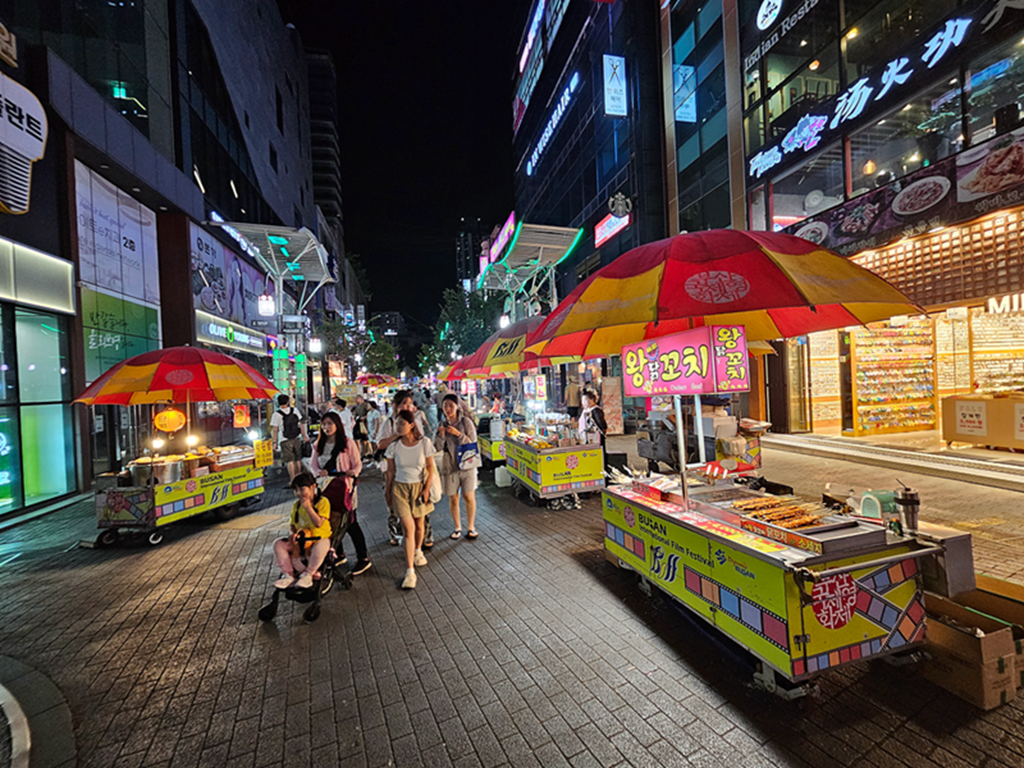 【韓國釜山景點】夜景＋氛圍＋消夜美食~釜山BIFF 廣場│小吃的天堂、卡路里的煉獄、荷包的地獄