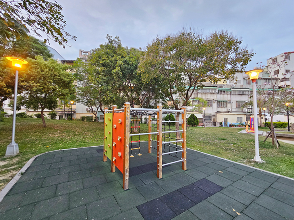 【台中特色公園】三角盪盪機~大里金城社區公園|彩虹溜滑梯組|小型攀爬堡|臺中美樂地| - 第10張圖 【台中特色公園】三角盪盪機~大里金城社區公園|彩虹溜滑梯組|小型攀爬堡|臺中美樂地|