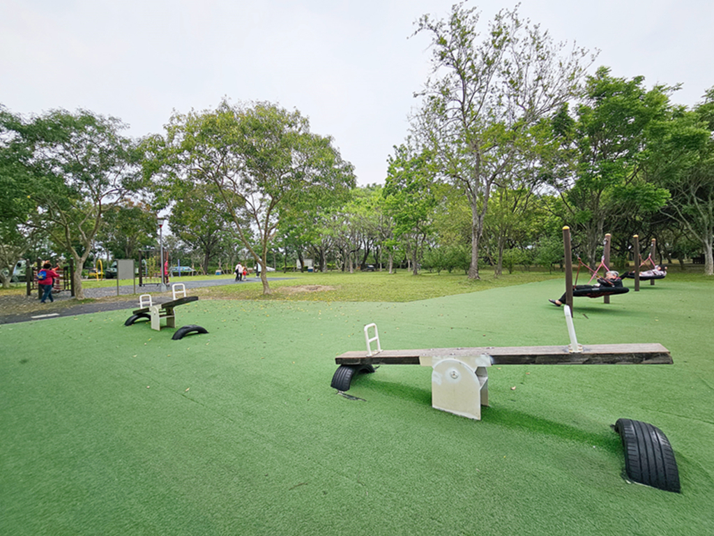 【台中特色公園】梅花鹿磨石子造型溜滑梯~塗城里社區公園|退役戰車|跳跳床|蹺蹺板&盪鞦韆|臺中美樂地 - 第10張圖 【台中特色公園】梅花鹿磨石子造型溜滑梯~塗城里社區公園|退役戰車|跳跳床|蹺蹺板&盪鞦韆|臺中美樂地