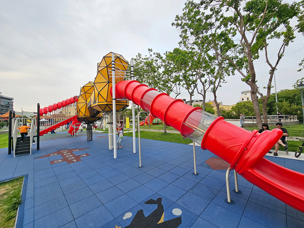 【台中特色公園】大黃蜂奇幻溜滑梯~大里瑞城公園｜綠色能量補給站｜親子同樂首選一起放電｜臺中美樂地