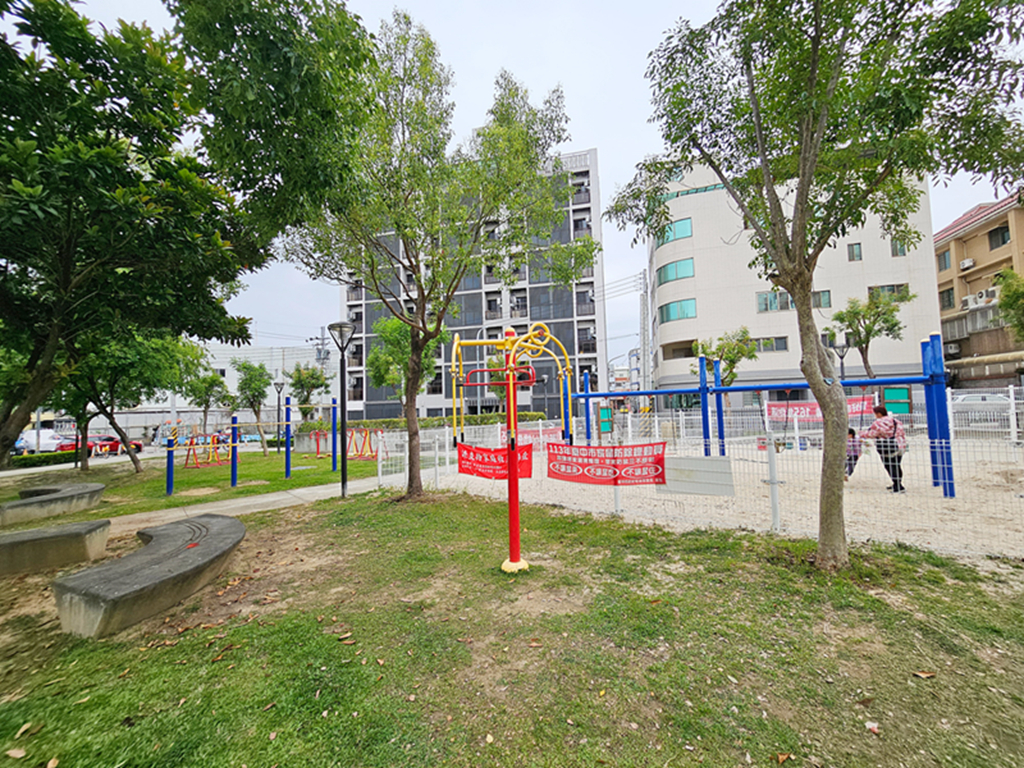 【台中特色公園】枇杷磨石子彩繪溜滑梯~太平兒1公園｜溜滑梯＋盪鞦韆＋沙坑｜臺中美樂地