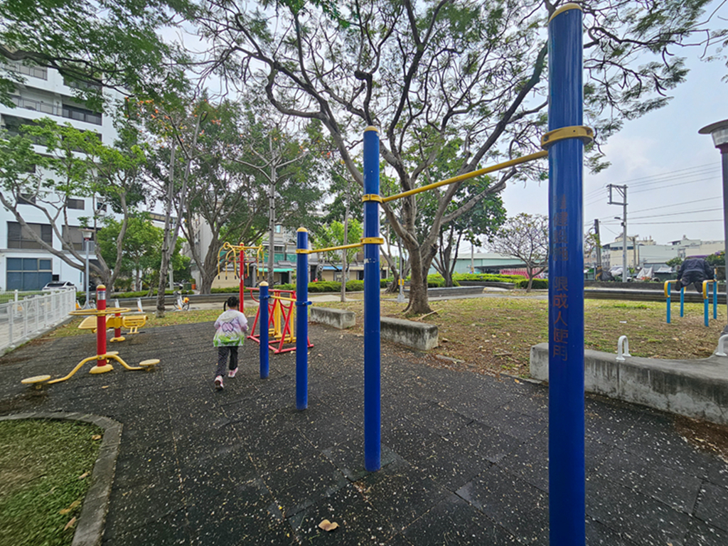 【台中特色公園】超.萌.共融遊具~大里仁堤公園|沙坑滑梯|毛毛蟲拍拍區|臺中美樂地 - 第11張圖