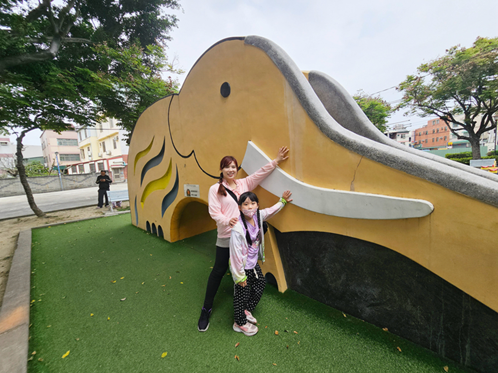 【台中特色公園】大象磨石子溜滑梯~大里文化公園|🐘+🐴+⚖️+🪽 遊具界四天王:大象滑梯、搖搖馬、蹺蹺板、盪鞦韆|臺中美樂地 - 第11張圖