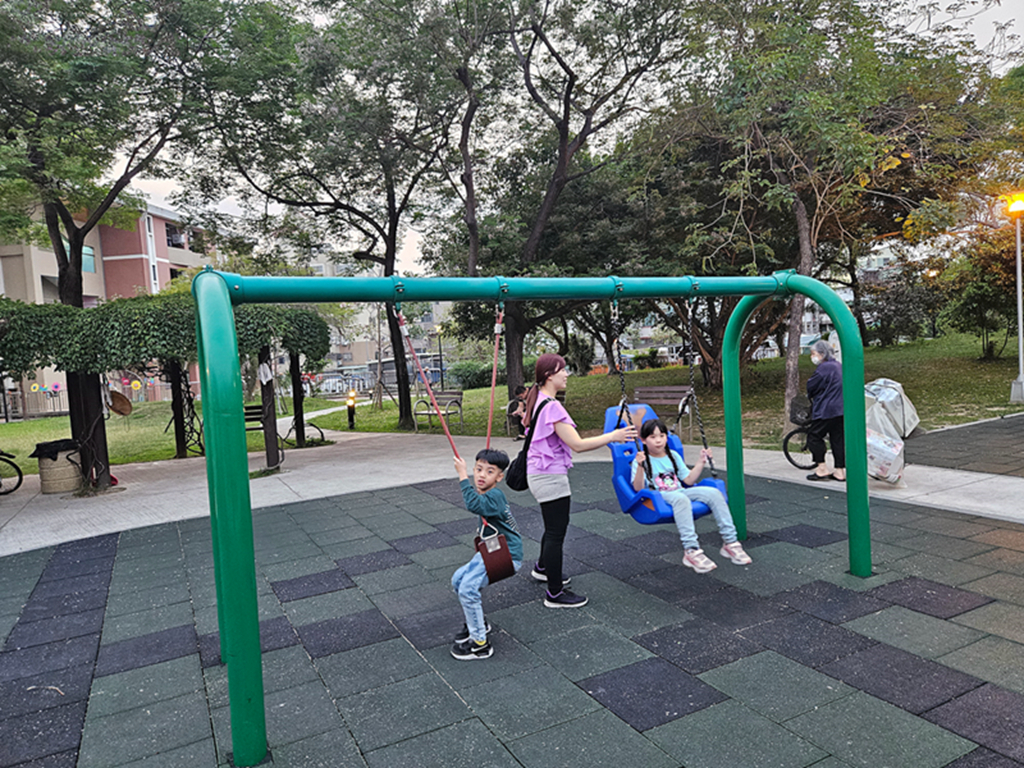 【台中特色公園】三角盪盪機~大里金城社區公園｜彩虹溜滑梯組｜小型攀爬堡｜臺中美樂地｜