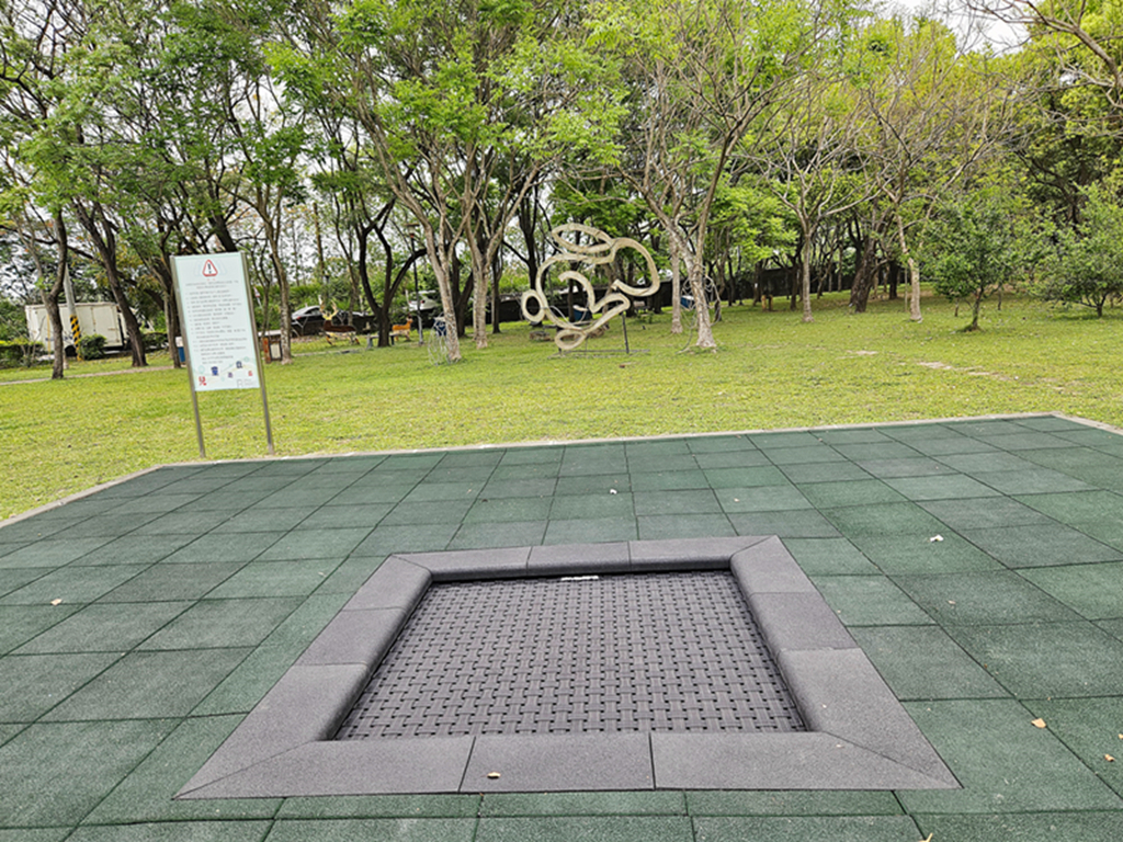 【台中特色公園】梅花鹿磨石子造型溜滑梯~塗城里社區公園｜退役戰車｜跳跳床｜蹺蹺板＆盪鞦韆｜臺中美樂地