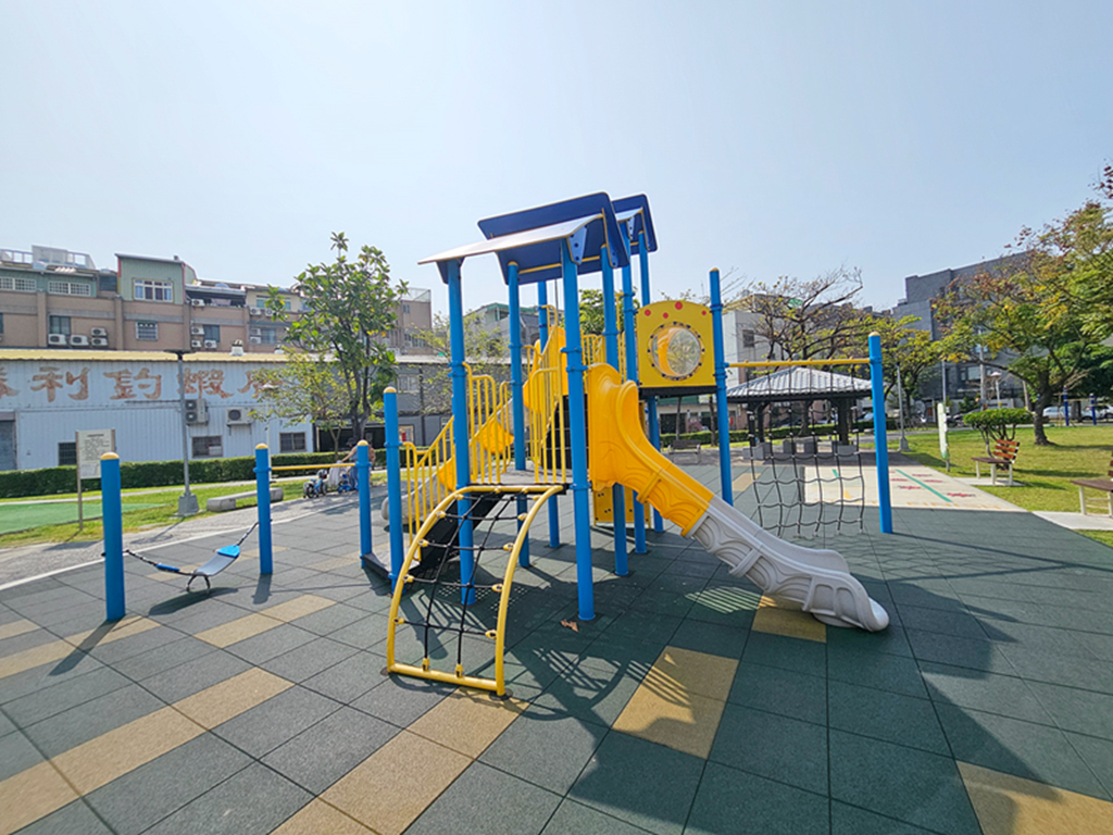 【台中特色公園】瓢蟲彩繪溜滑梯~大里大新兒童公園|多功能滑梯組|地上瓢蟲彩繪|臺中美樂地 - 第11張圖