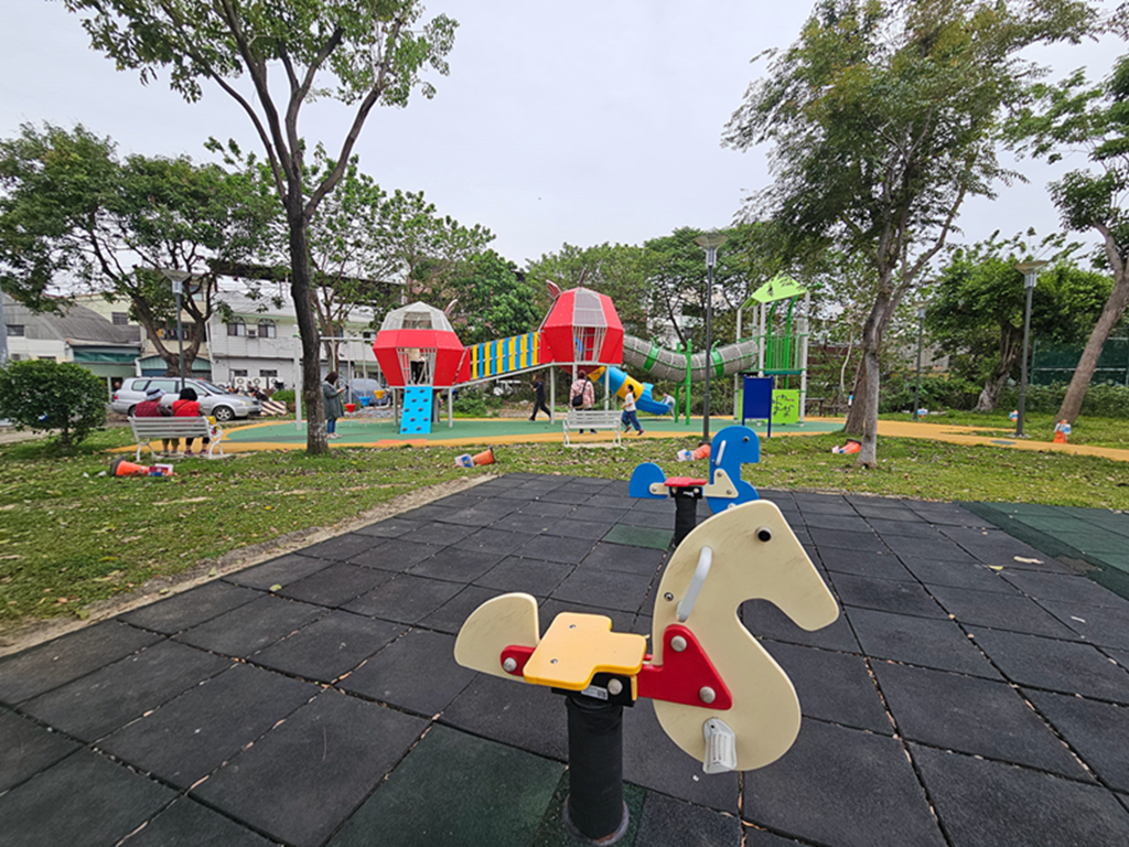 【台中特色公園】🐛 毛毛蟲元素主題溜滑梯~太平八德公園｜毛毛蟲攀爬架＋荔枝球｜踏階形式裝置+網狀通道｜臺中美樂地