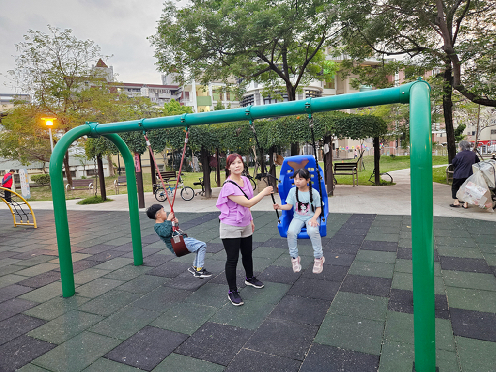 【台中特色公園】三角盪盪機~大里金城社區公園|彩虹溜滑梯組|小型攀爬堡|臺中美樂地| - 第12張圖 【台中特色公園】三角盪盪機~大里金城社區公園|彩虹溜滑梯組|小型攀爬堡|臺中美樂地|