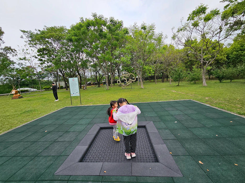【台中特色公園】梅花鹿磨石子造型溜滑梯~塗城里社區公園|退役戰車|跳跳床|蹺蹺板&盪鞦韆|臺中美樂地 - 第12張圖 【台中特色公園】梅花鹿磨石子造型溜滑梯~塗城里社區公園|退役戰車|跳跳床|蹺蹺板&盪鞦韆|臺中美樂地