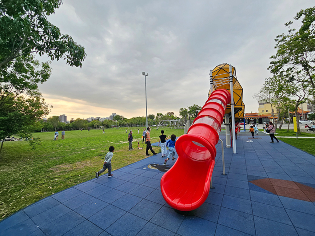 【台中特色公園】大黃蜂奇幻溜滑梯~大里瑞城公園｜綠色能量補給站｜親子同樂首選一起放電｜臺中美樂地