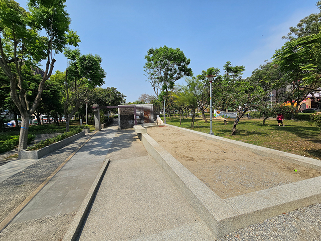 【台中特色公園】金字塔攀爬溜滑梯~大里環保公園｜共融盪鞦韆｜遊戲沙坑區｜大型攀爬網｜臺中美樂地